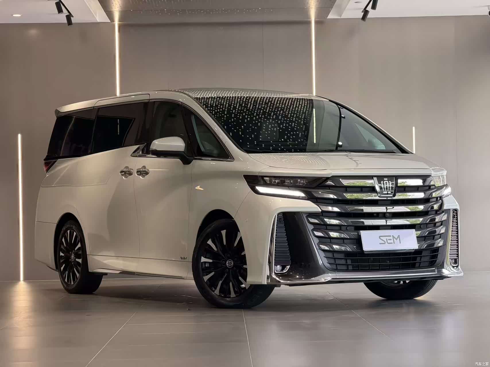 Toyota Vellfire, 2024 3