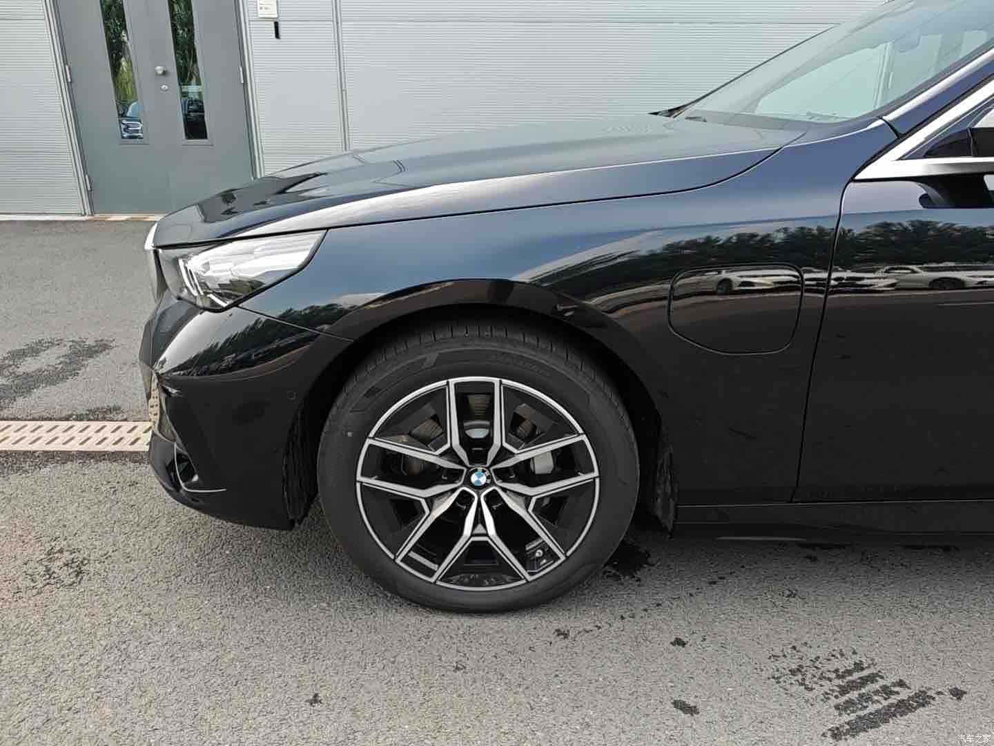 BMW i5, 1900 6