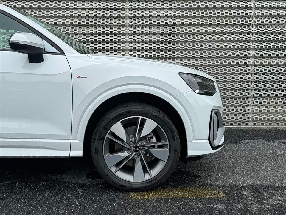 Audi Q2L