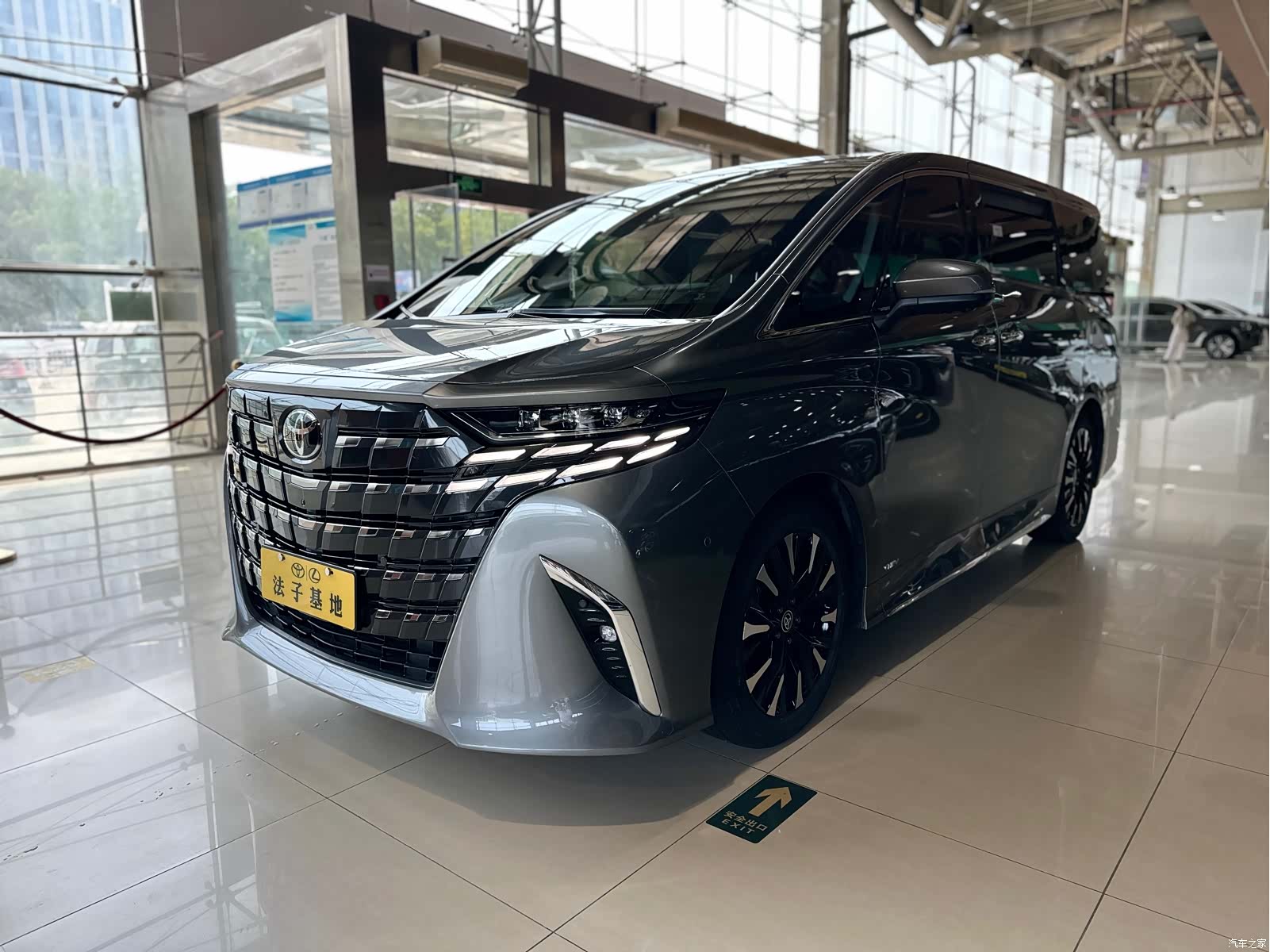 Toyota Alphard, 2023 4