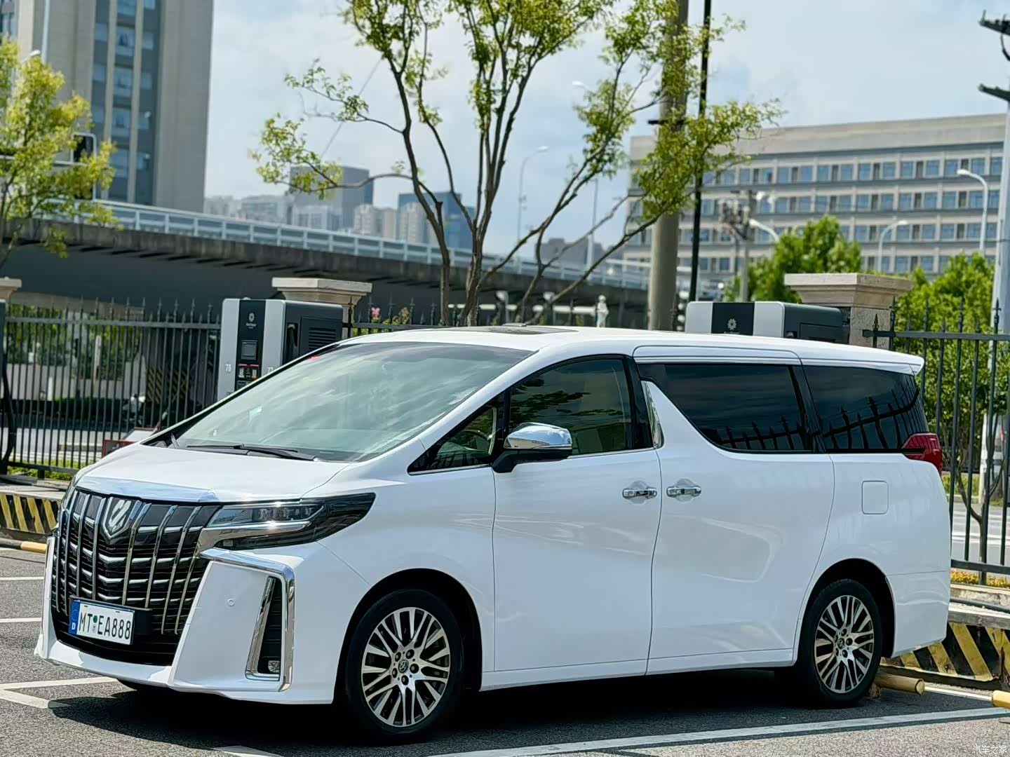 Toyota Alphard, 2018 1