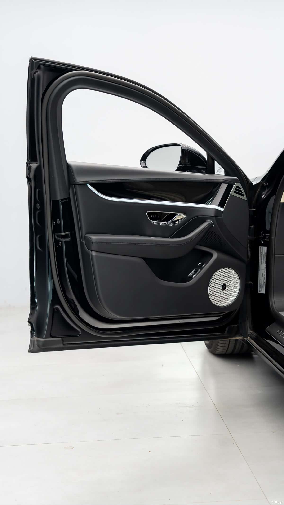 Bentley Flying Spur, 2024 4