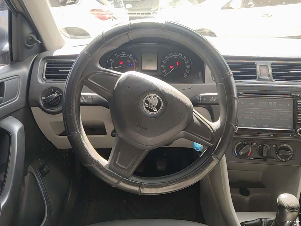 Skoda Rapid, 2015 11
