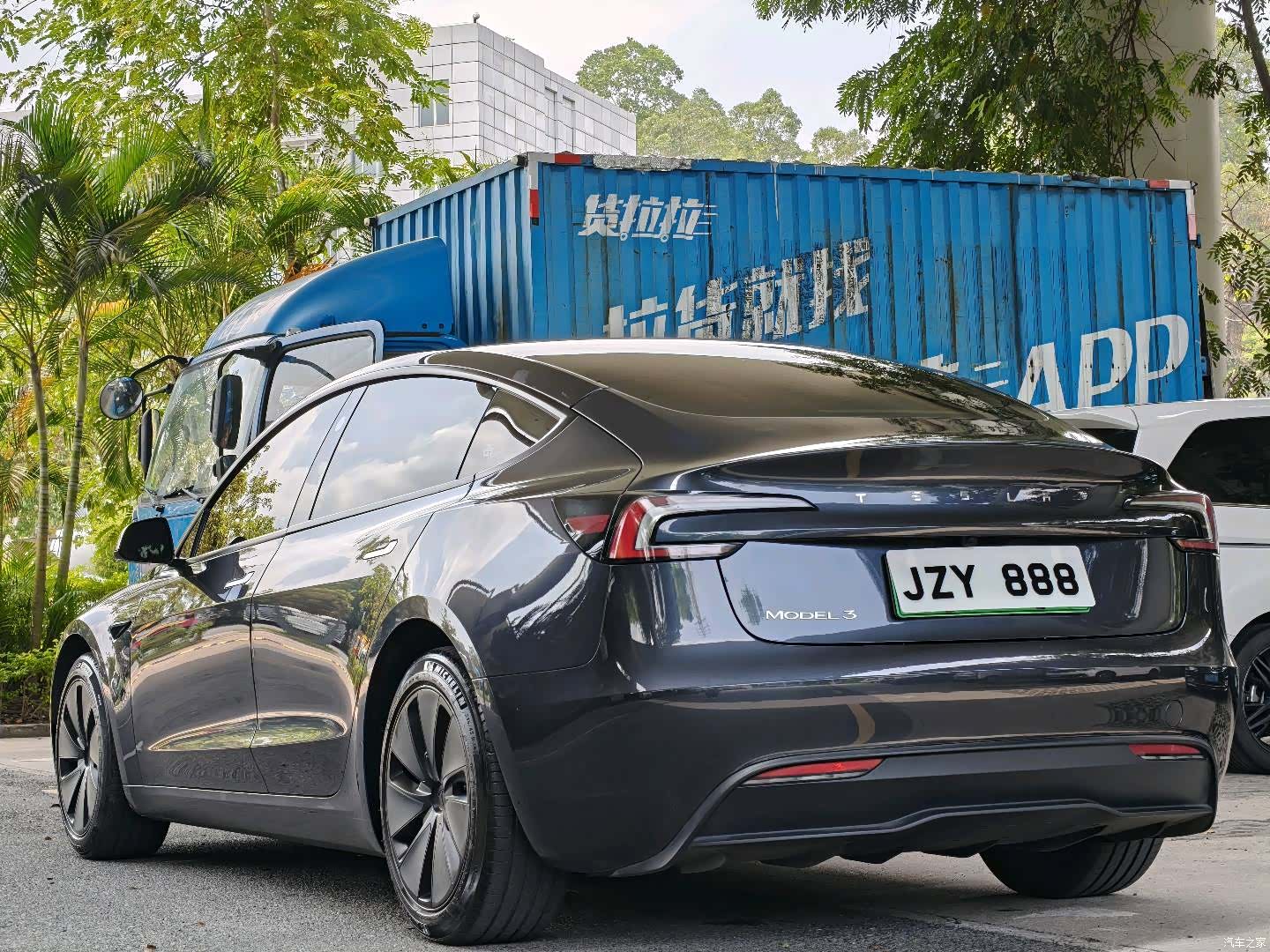 Tesla Model 3, 2025 4