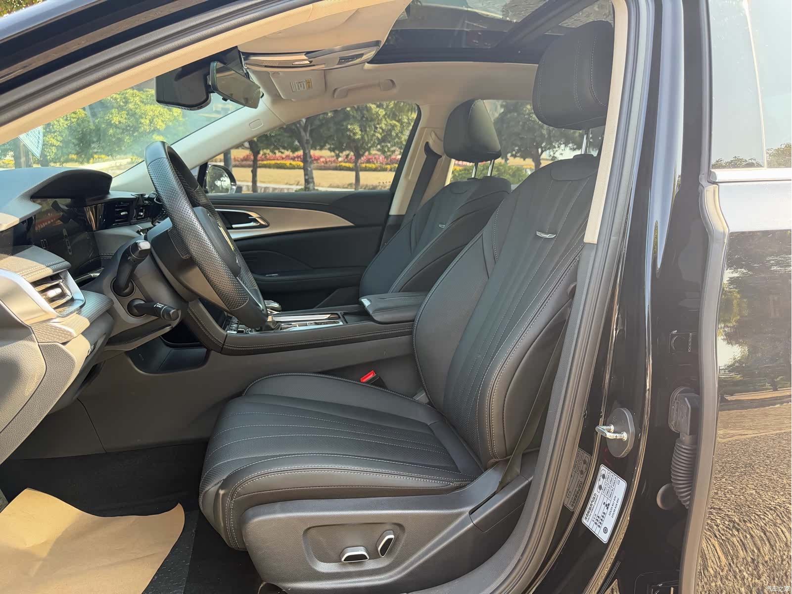 Hongqi H5, 2023 10