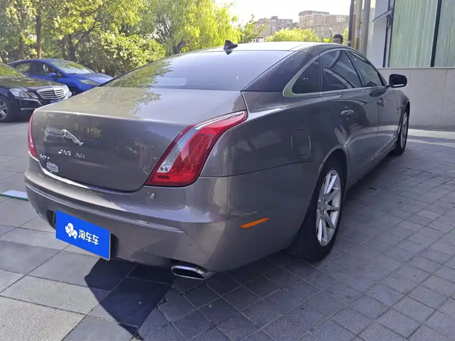Jaguar XJ