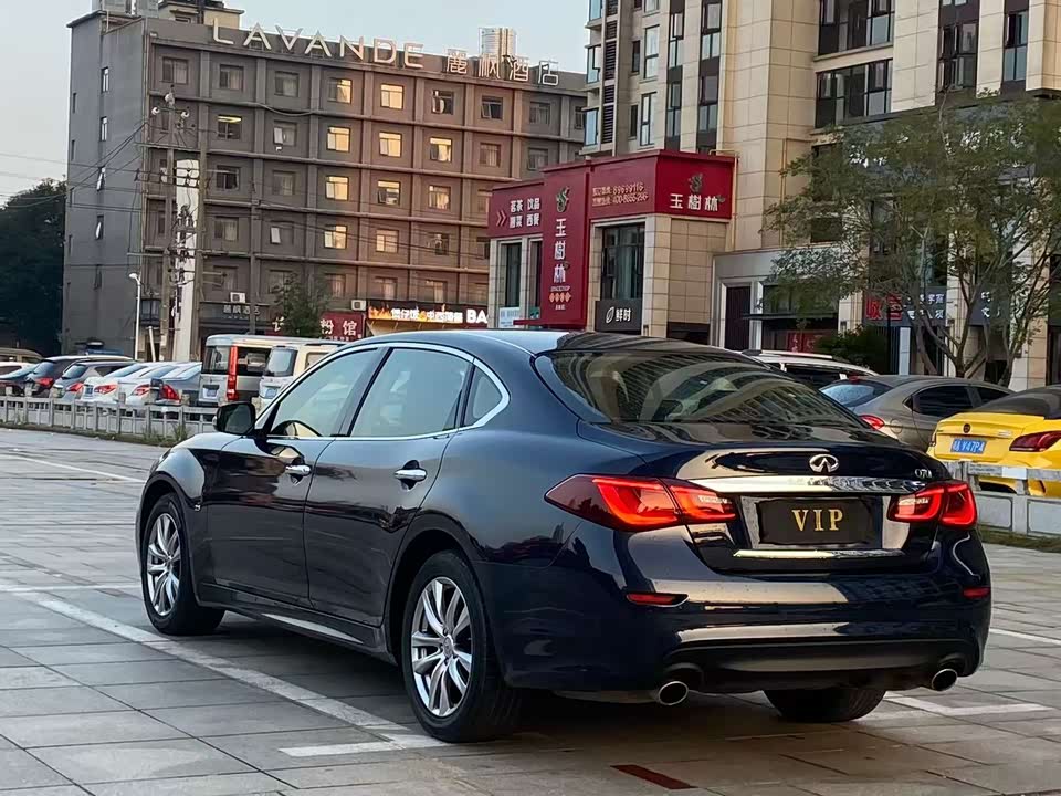 Infiniti Q70