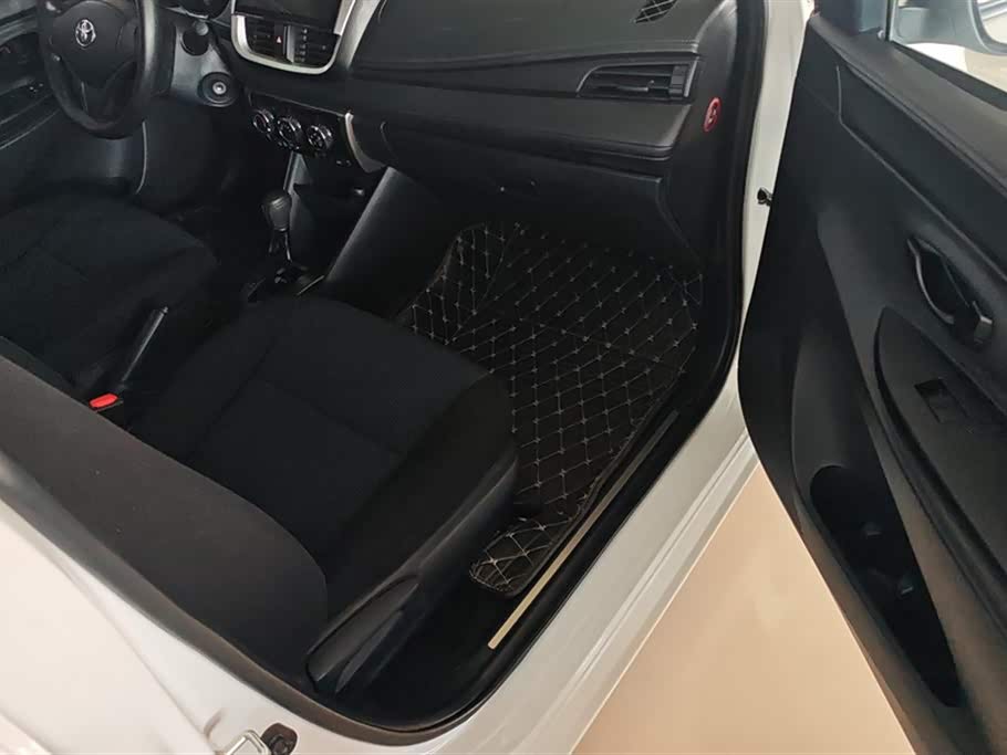 Toyota YARiS L to enjoy