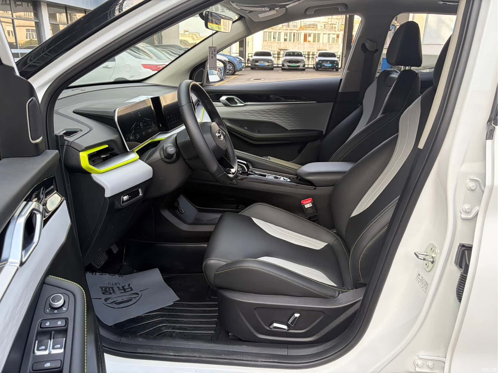 Geely Coolray, 2022 12