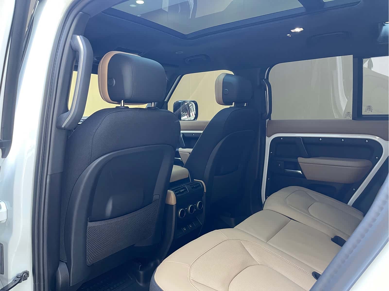 Land Rover Defender, 2026 13