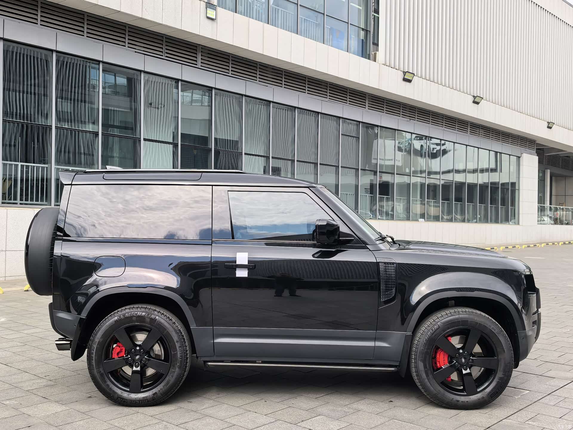 Land Rover Defender, 2024 16