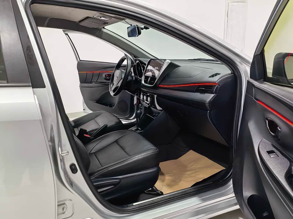 Toyota YARiS L to enjoy