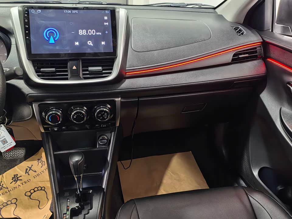 Toyota YARiS L to enjoy