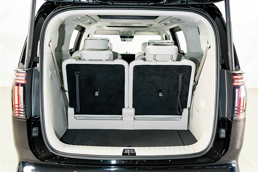 Volvo EM90, 2025 29
