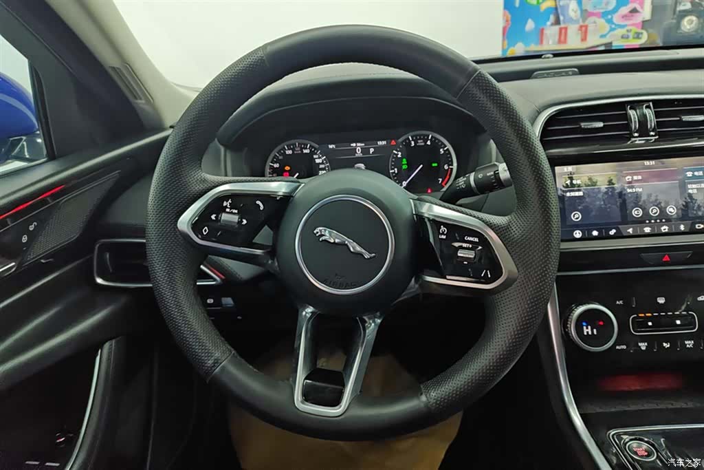 Land Rover XEL, 2020 15