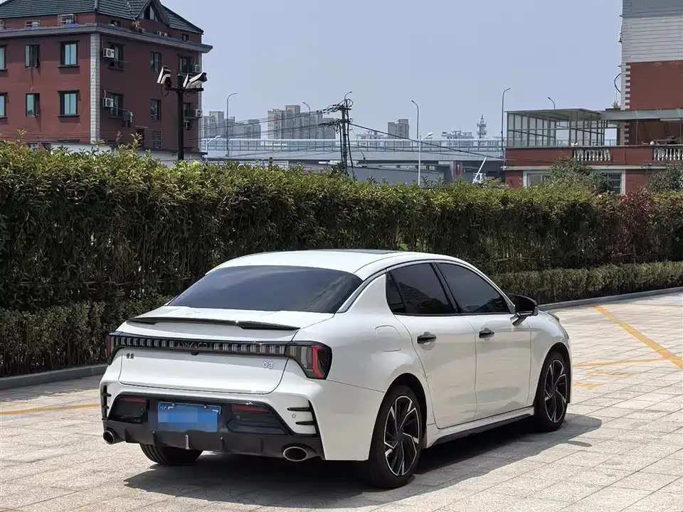 Lynk & Co 03