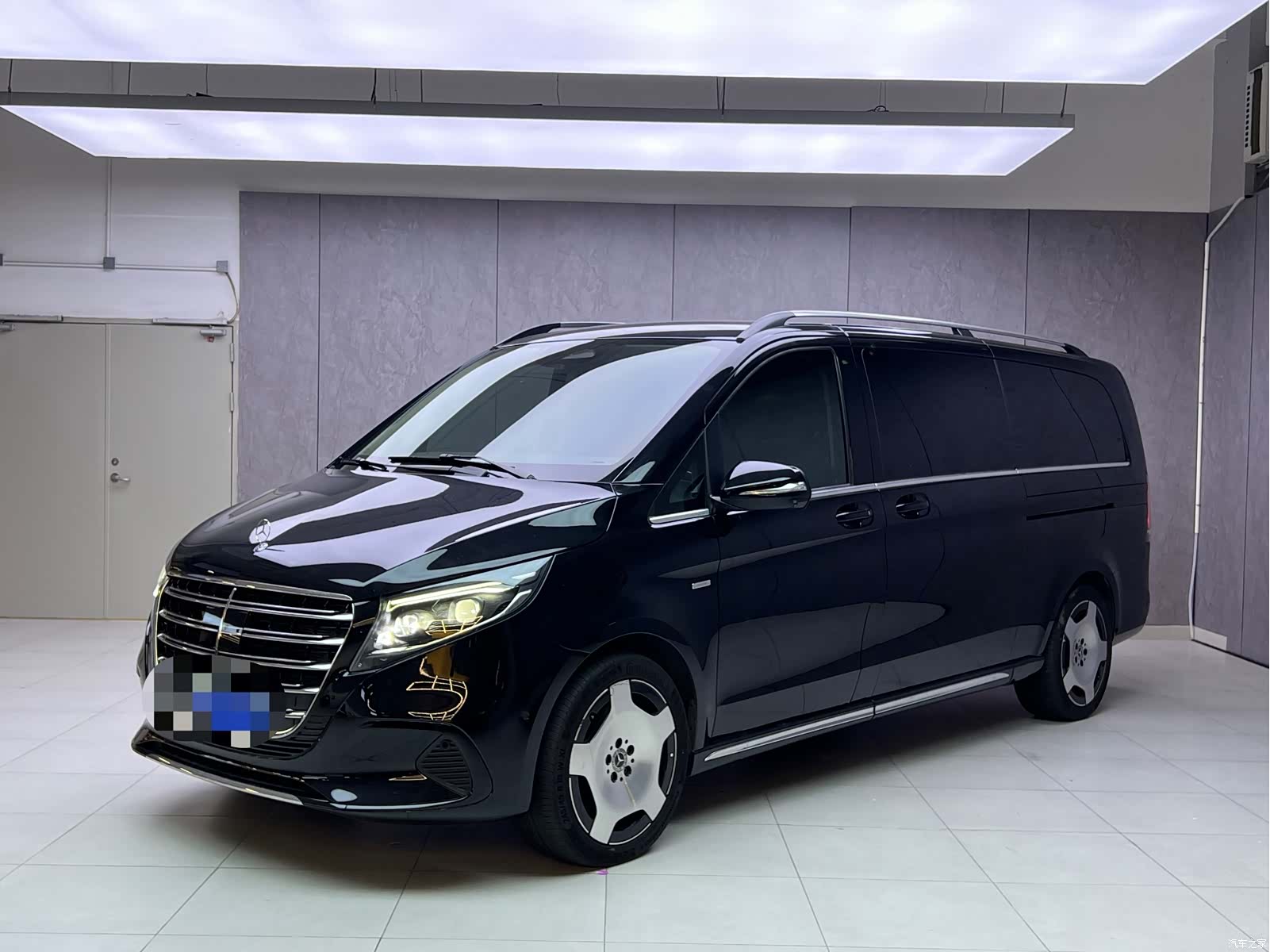 Mercedes-Benz V-Class, 2025 1