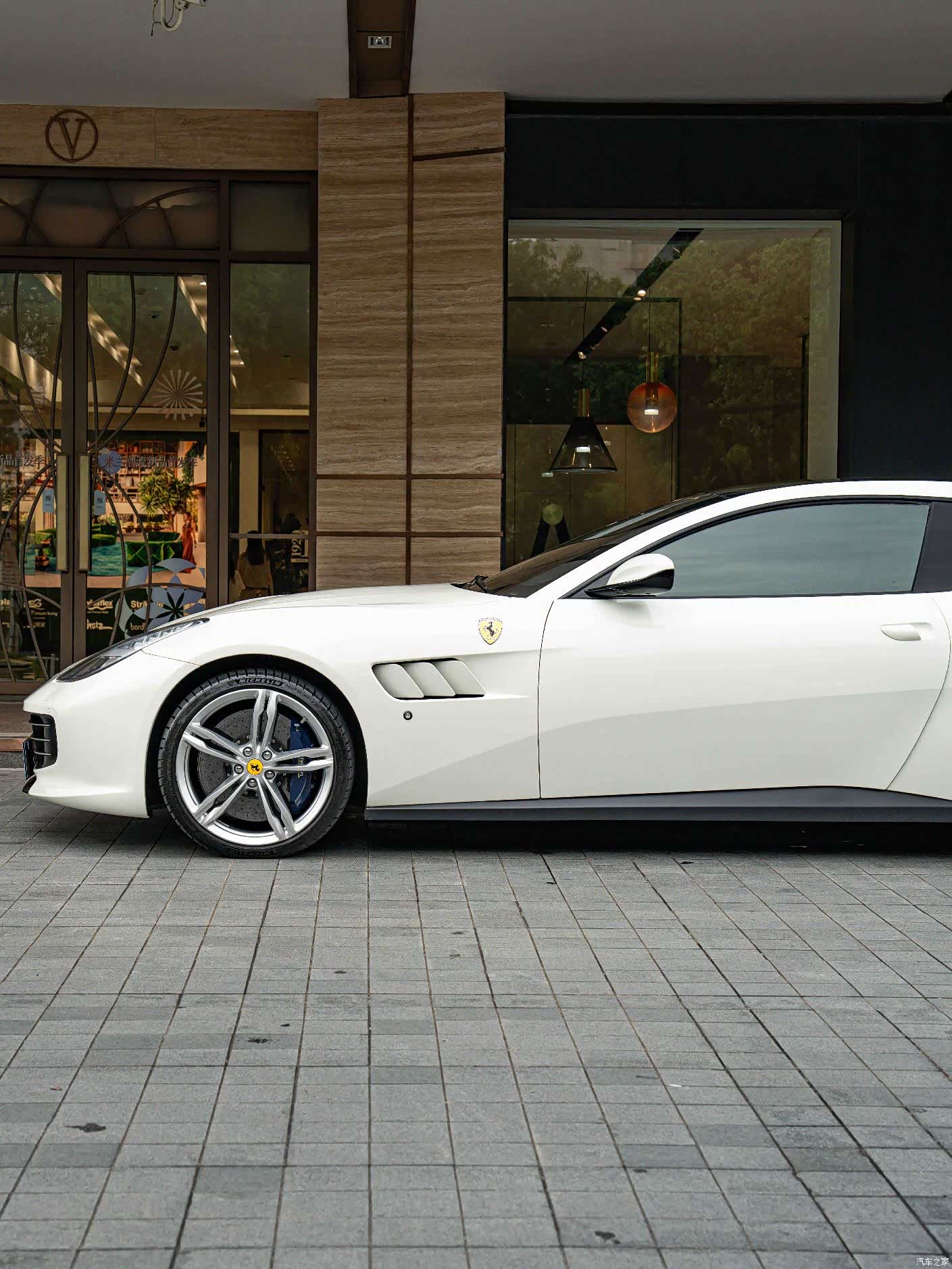 Ferrari GTC4Lus, 2018 4