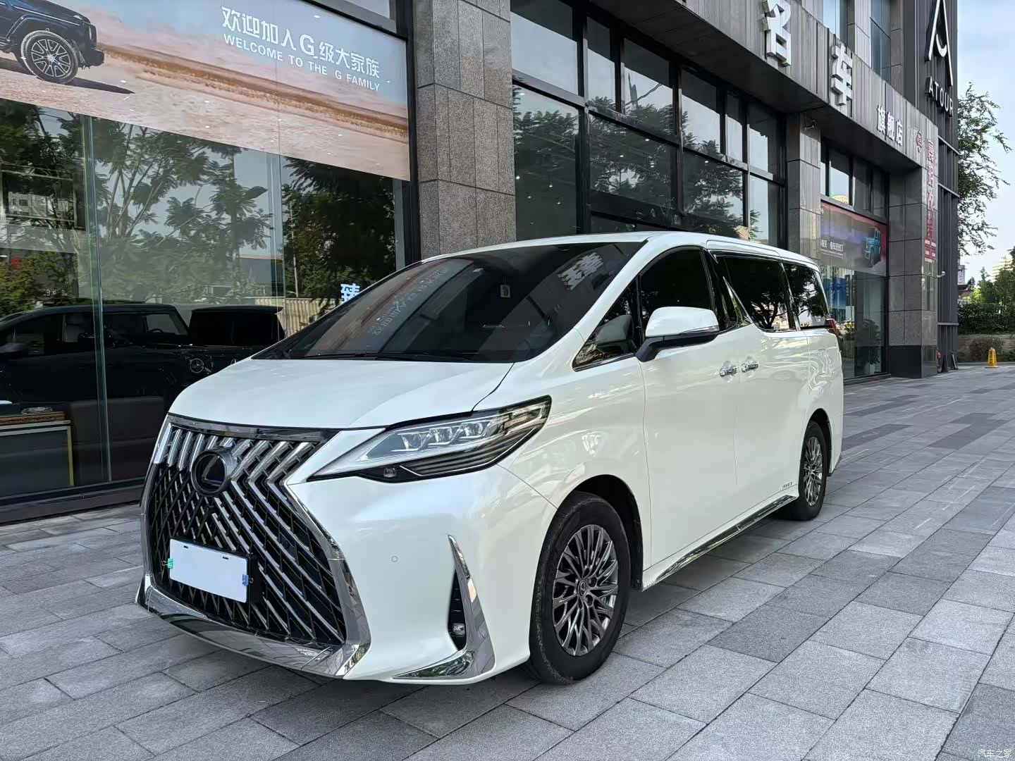 Lexus LM, 2020 1