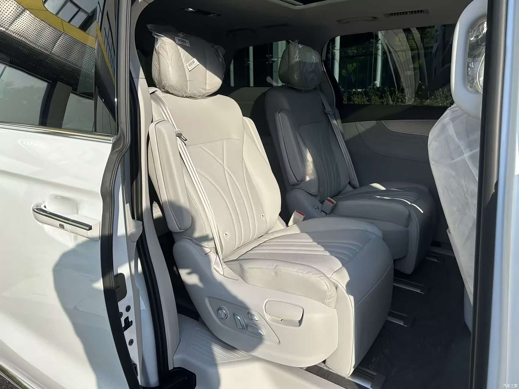 Roewe iMAX8, 2025 13