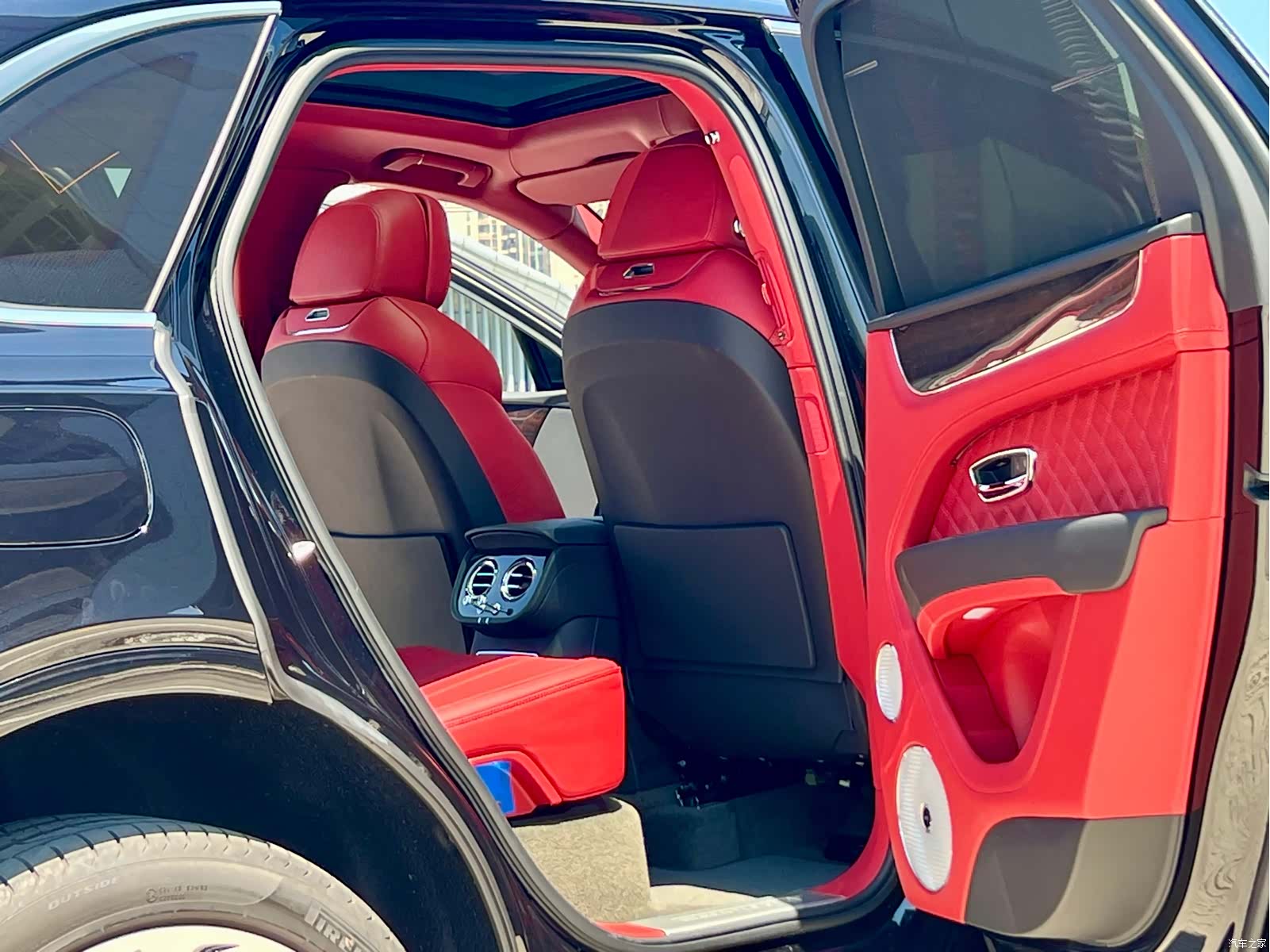 Bentley Bentayga, 2023 8