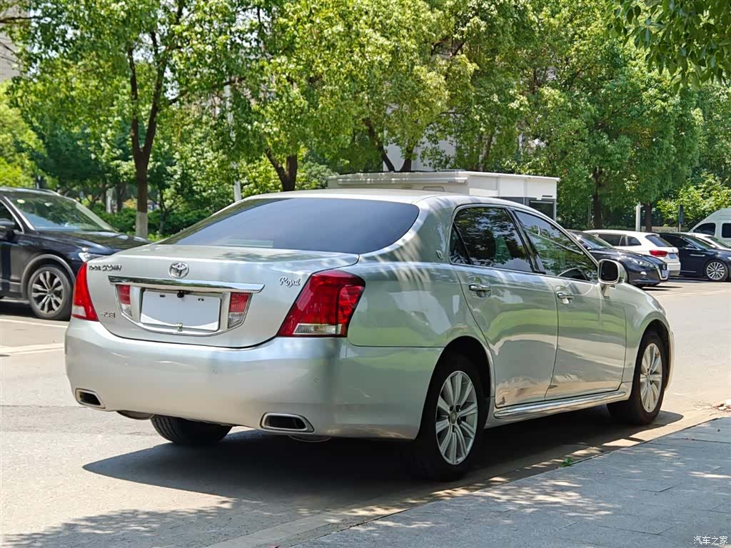Toyota Crown, 2011 7