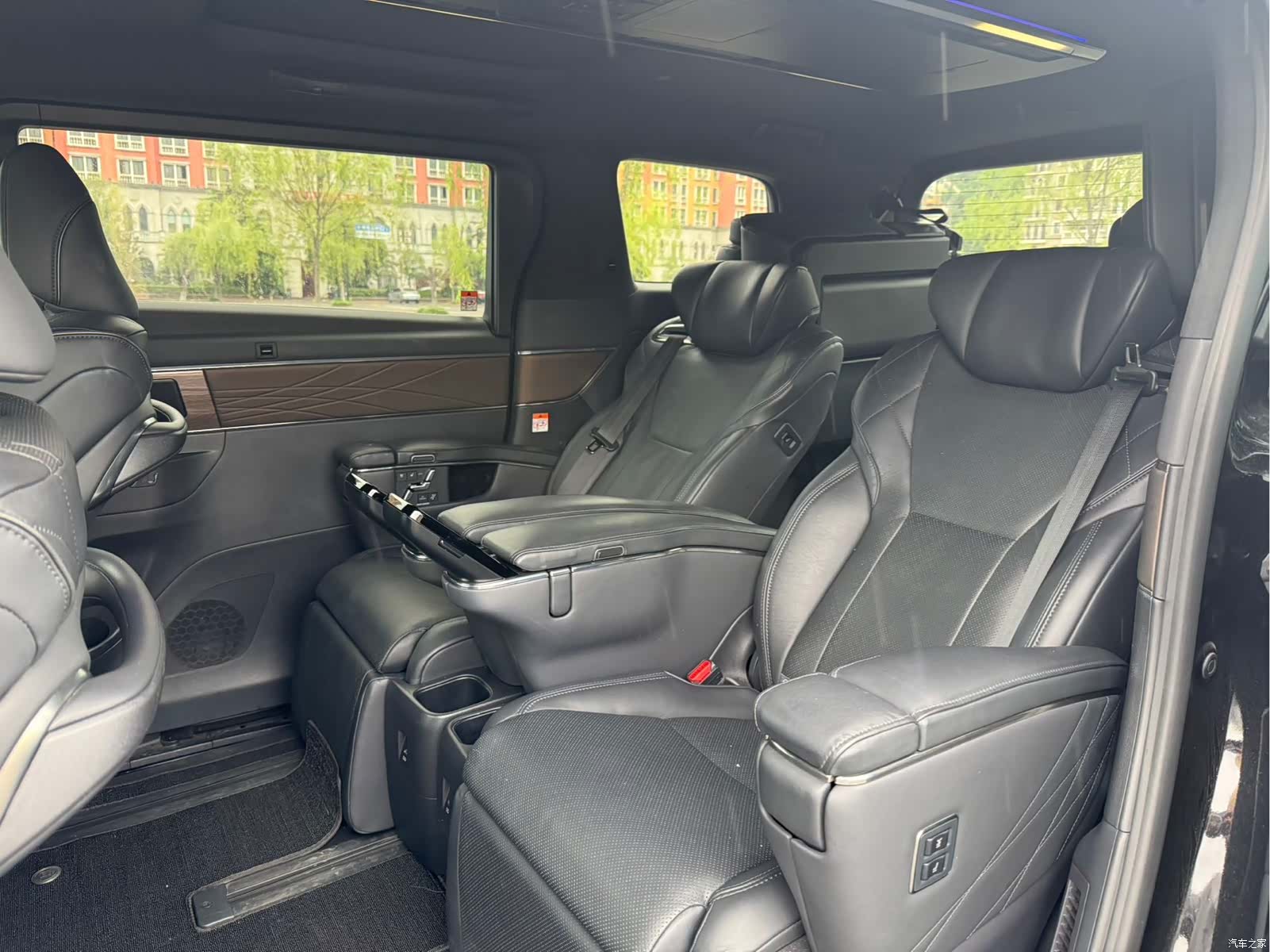 Toyota Vellfire, 2023 13