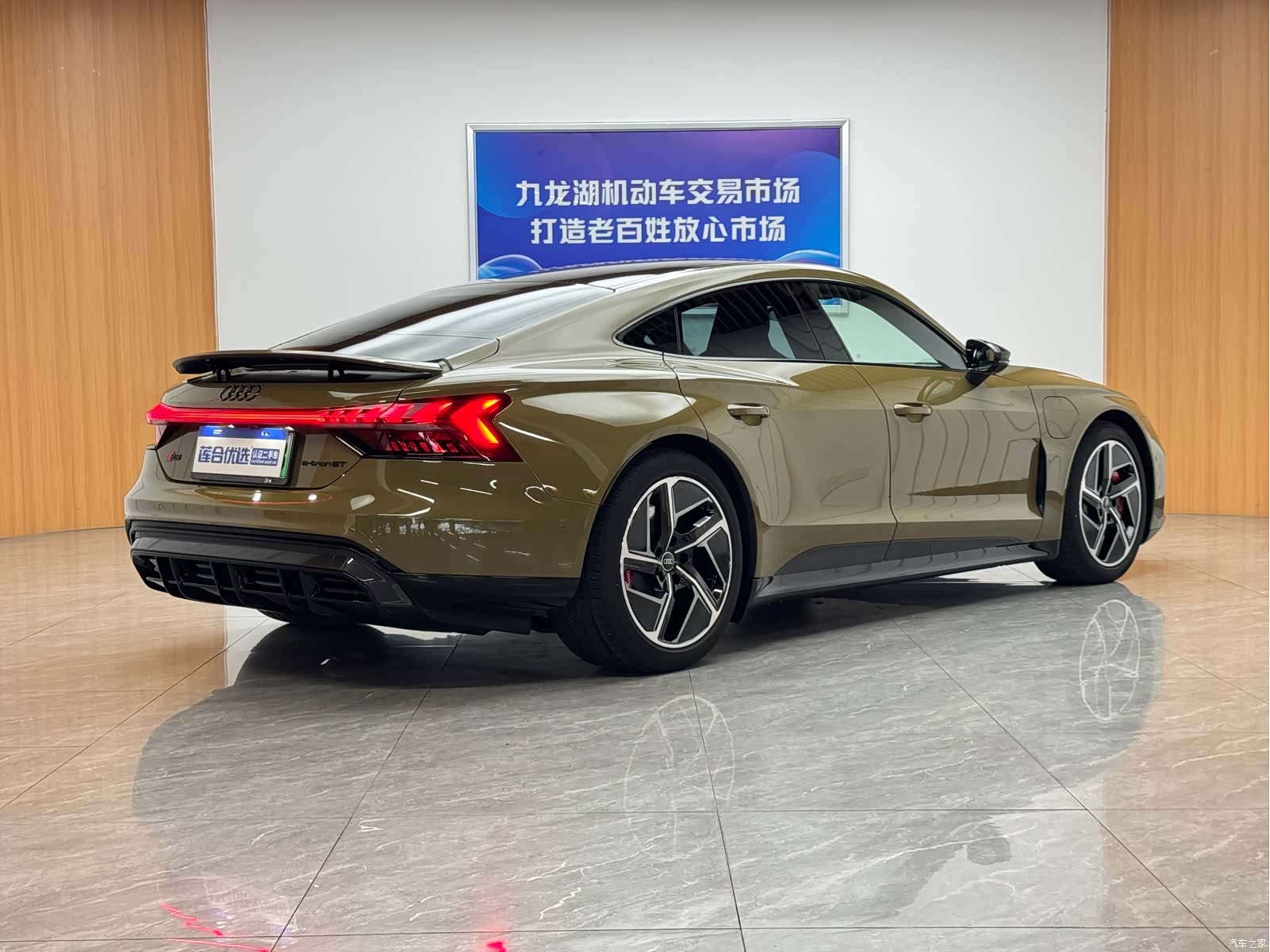Audi e-tron, 2023 все фото