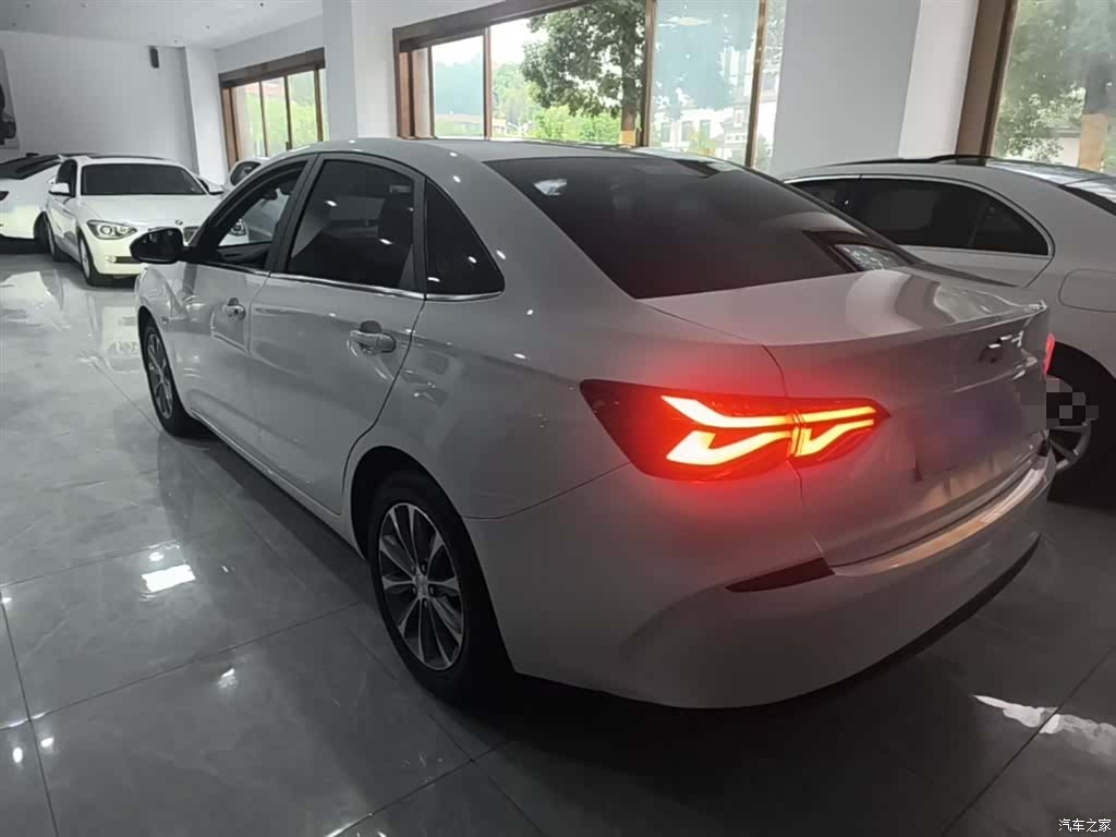 Chevrolet 320, 2022 все фото