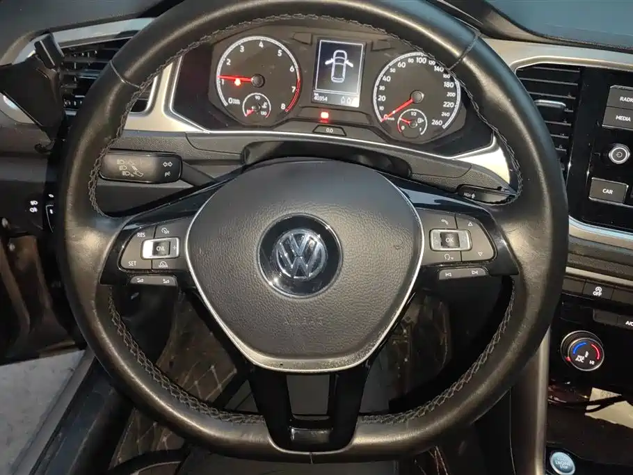 Volkswagen T-ROC exploring Songs