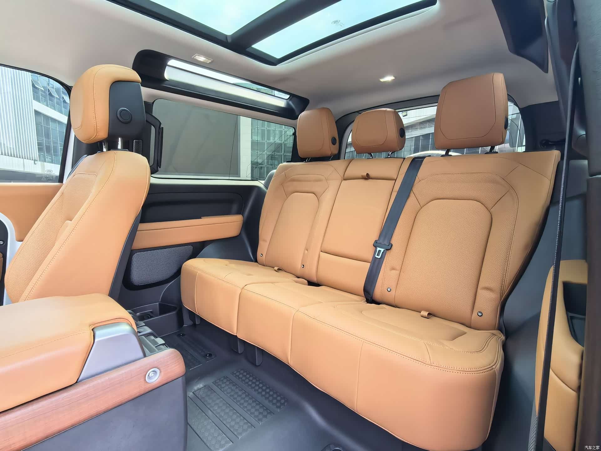 Land Rover Defender, 2025 11