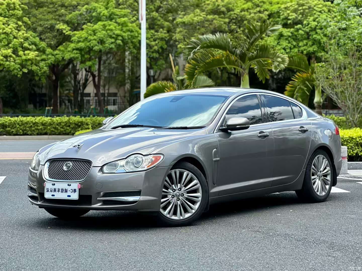 Jaguar XF, 2010 1