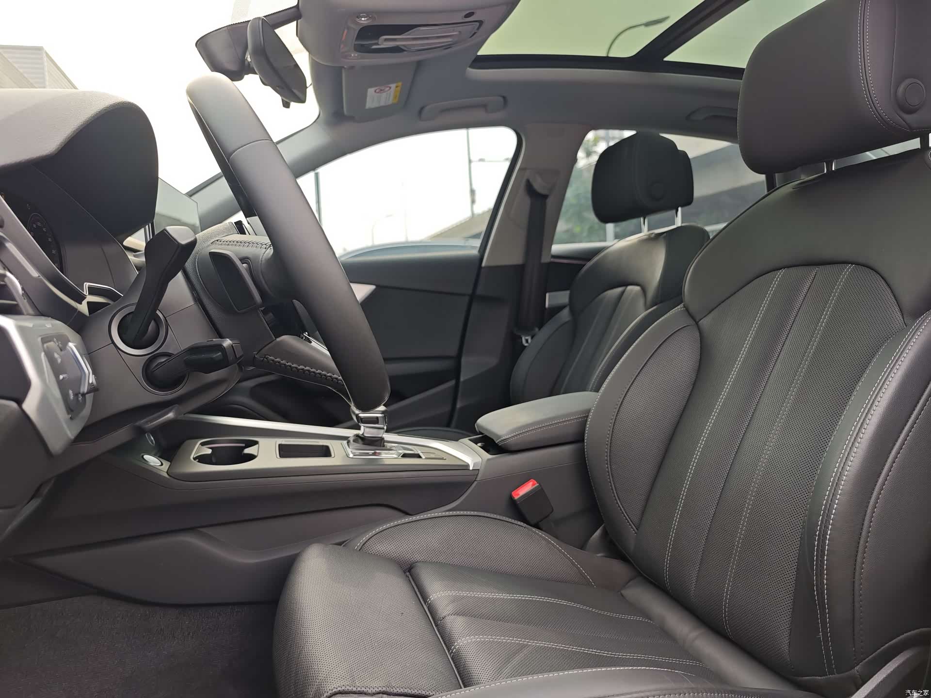 Audi A4L, 2022 все фото