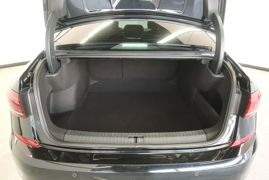 Volkswagen Passat, 2022 4