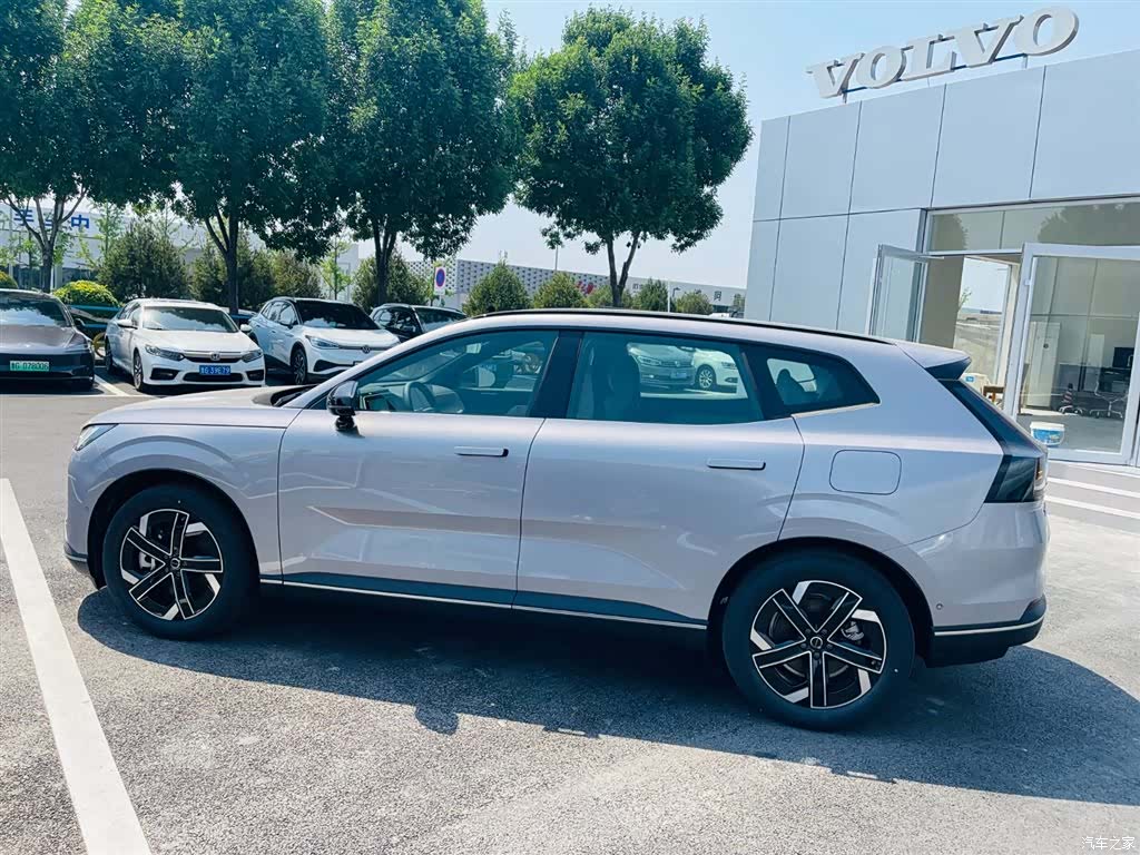 Volvo XC70, 2025 3