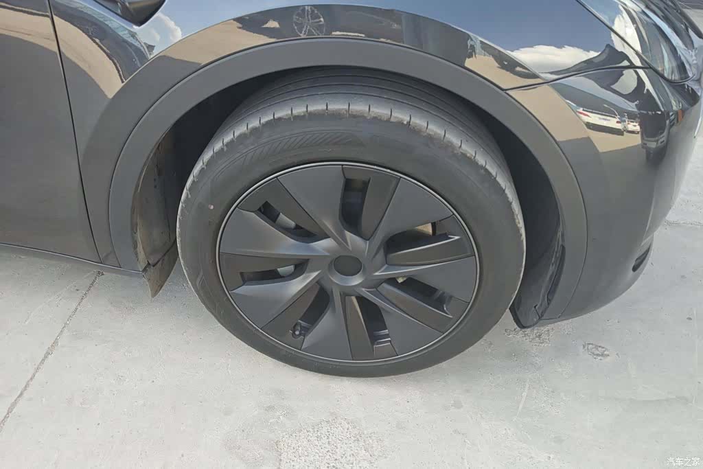 Tesla Model Y, 2024 6
