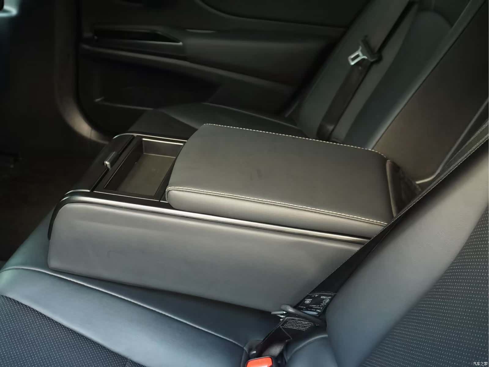 Lexus ES, 2019 12