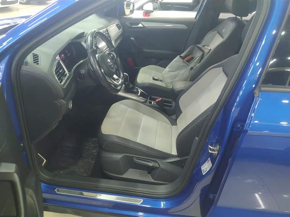 Volkswagen T-ROC exploring Songs