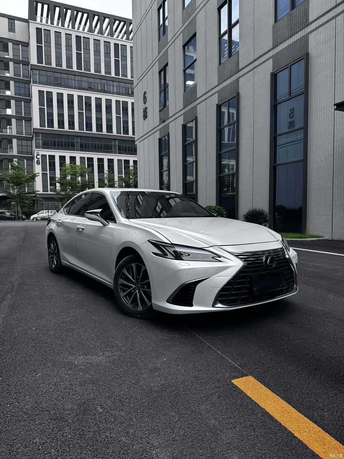 Lexus ES, 2025 3