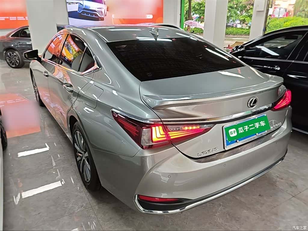 Lexus ES, 2019 все фото