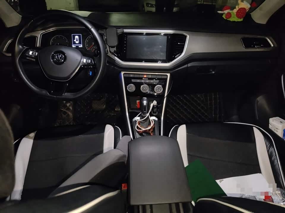 Volkswagen T-ROC exploring Songs