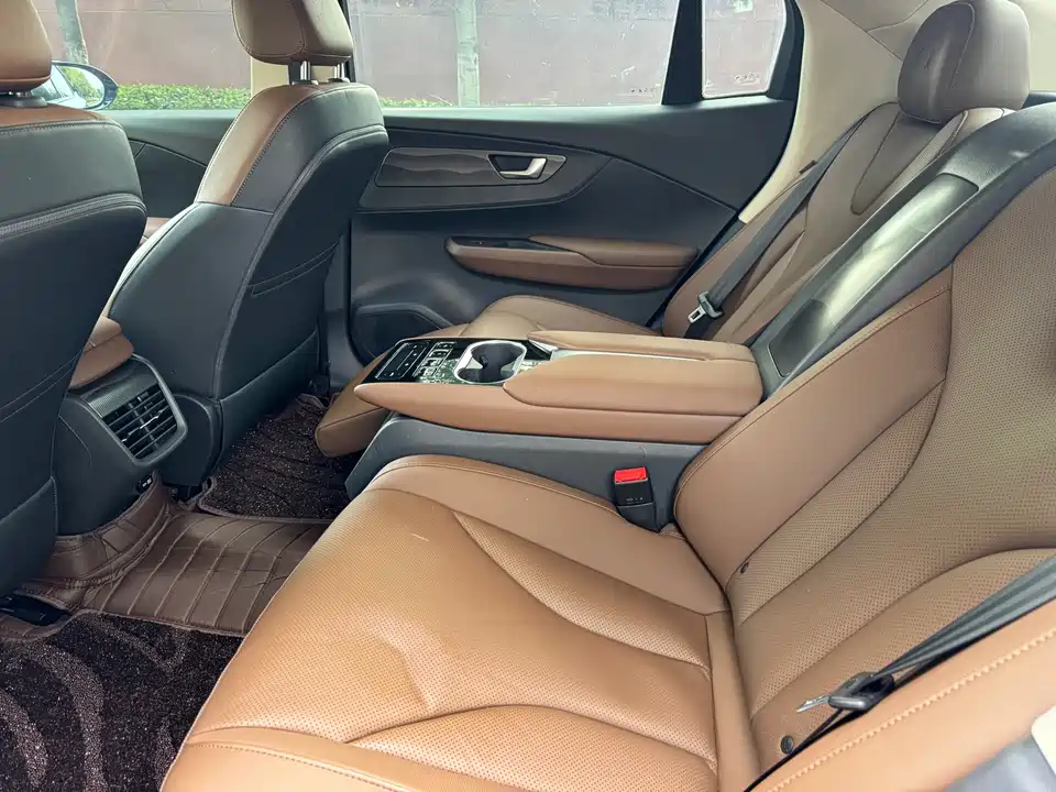 Hongqi E-QM5