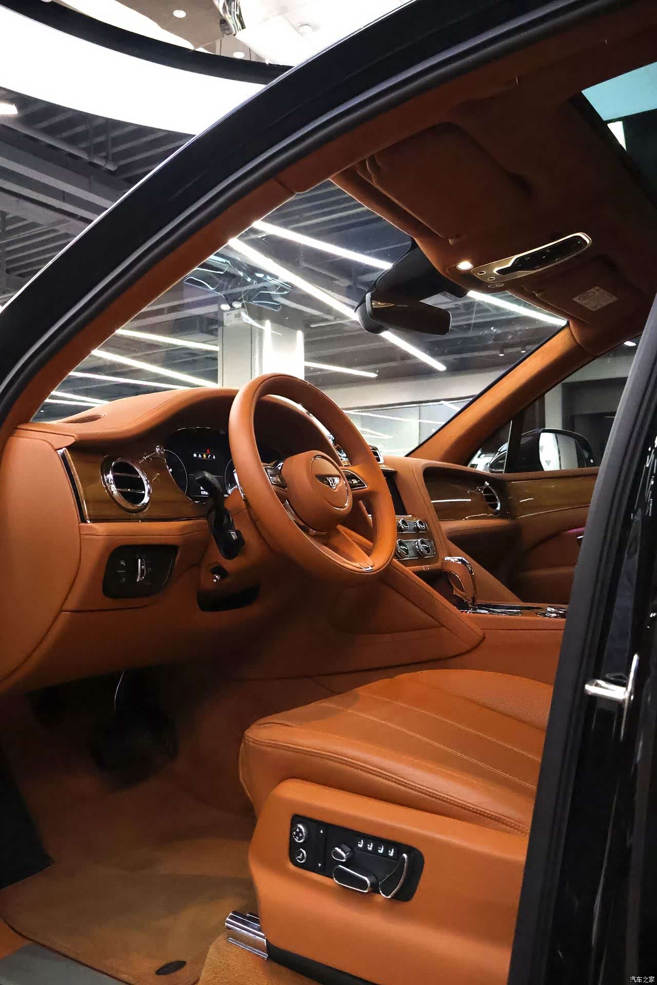 Bentley Bentayga, 2021 6