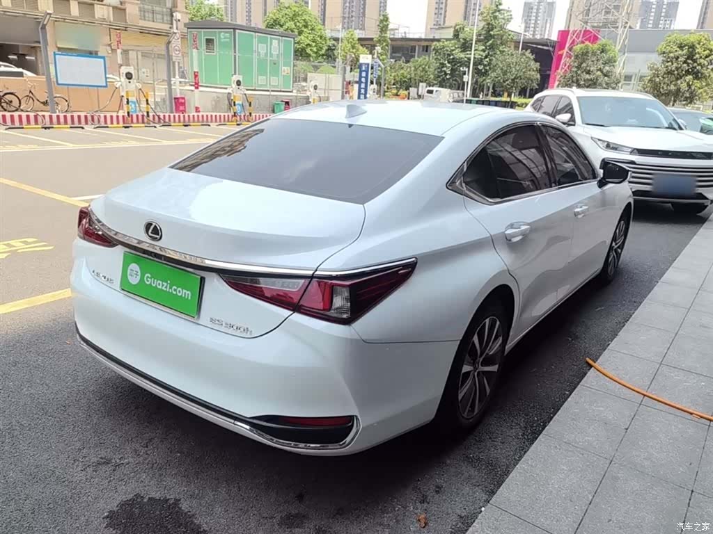 Lexus ES, 2020 7
