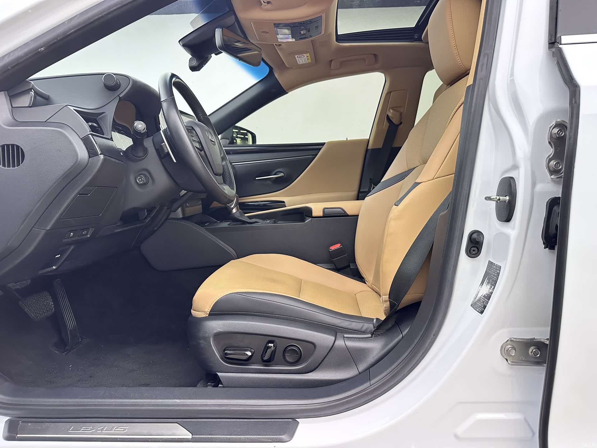Lexus ES, 2022 все фото