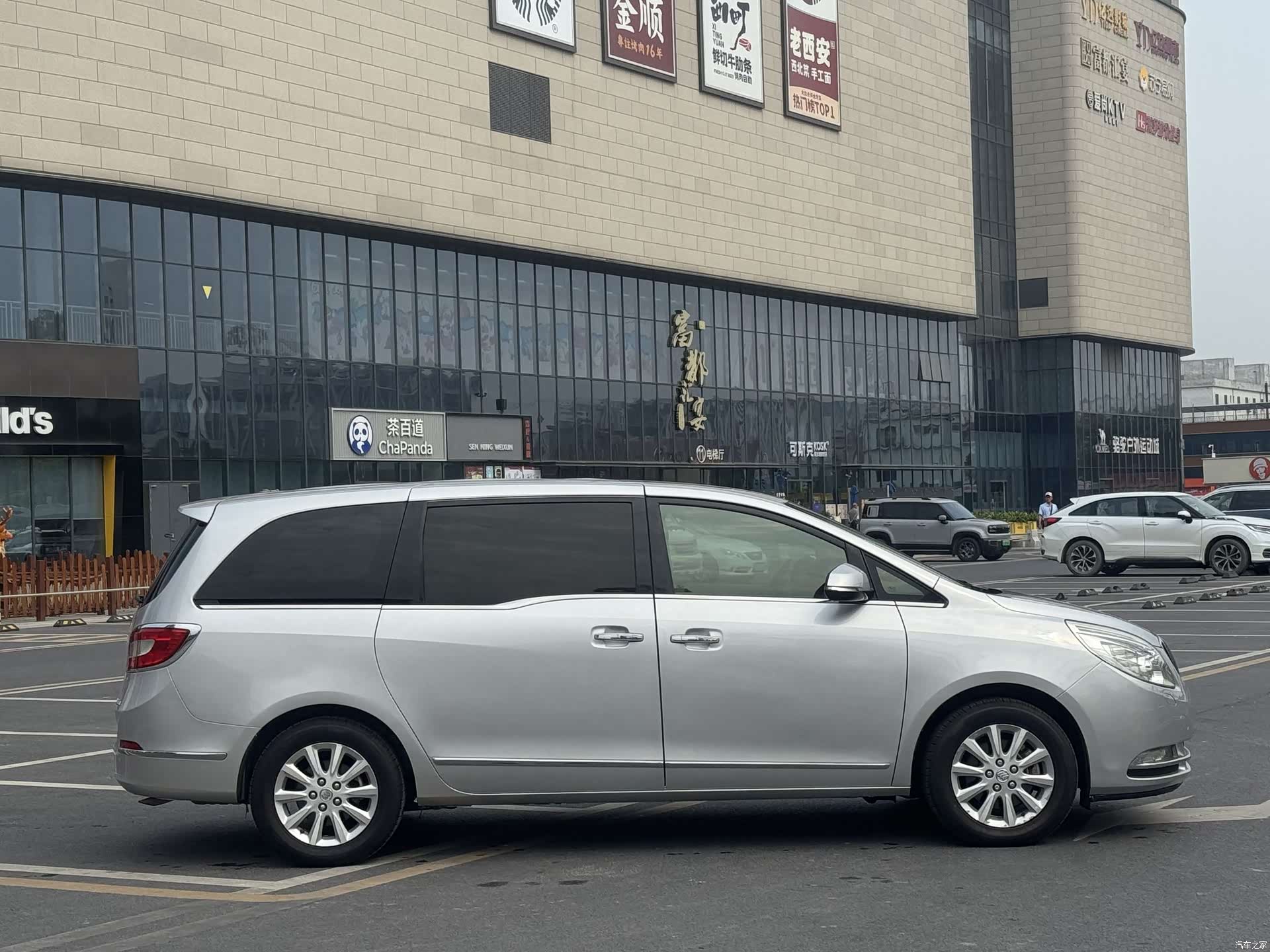 Buick GL8, 2011 6