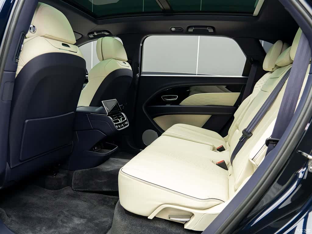 Bentley Bentayga, 2025 11