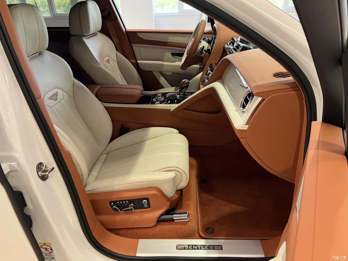 Bentley Bentayga, 2025 10