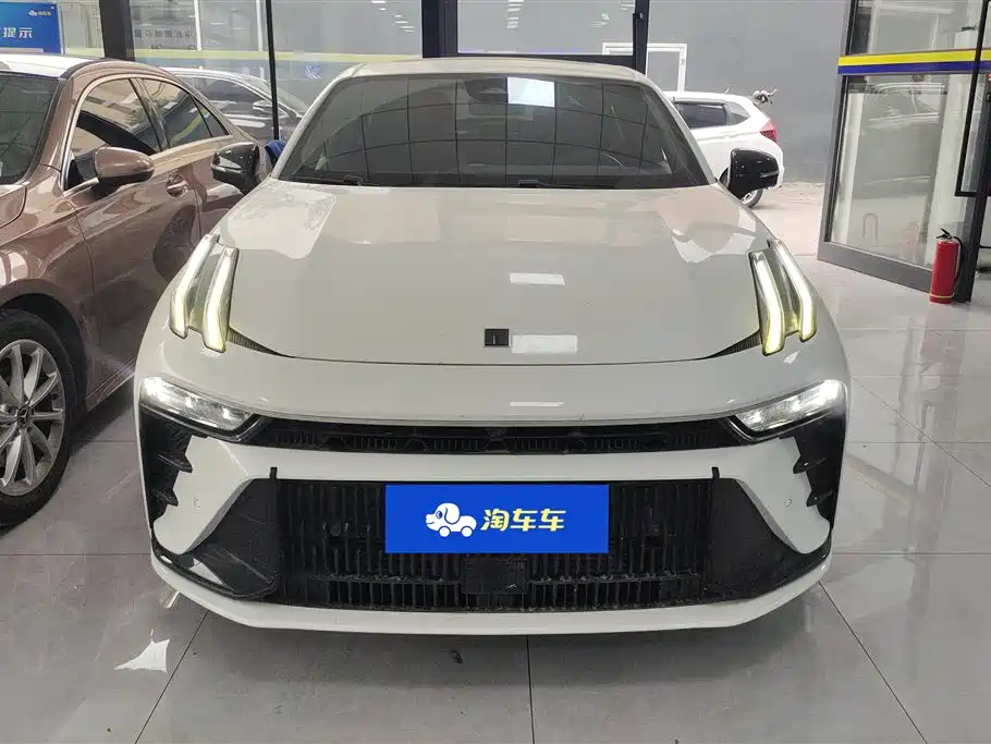 Lynk & Co 03