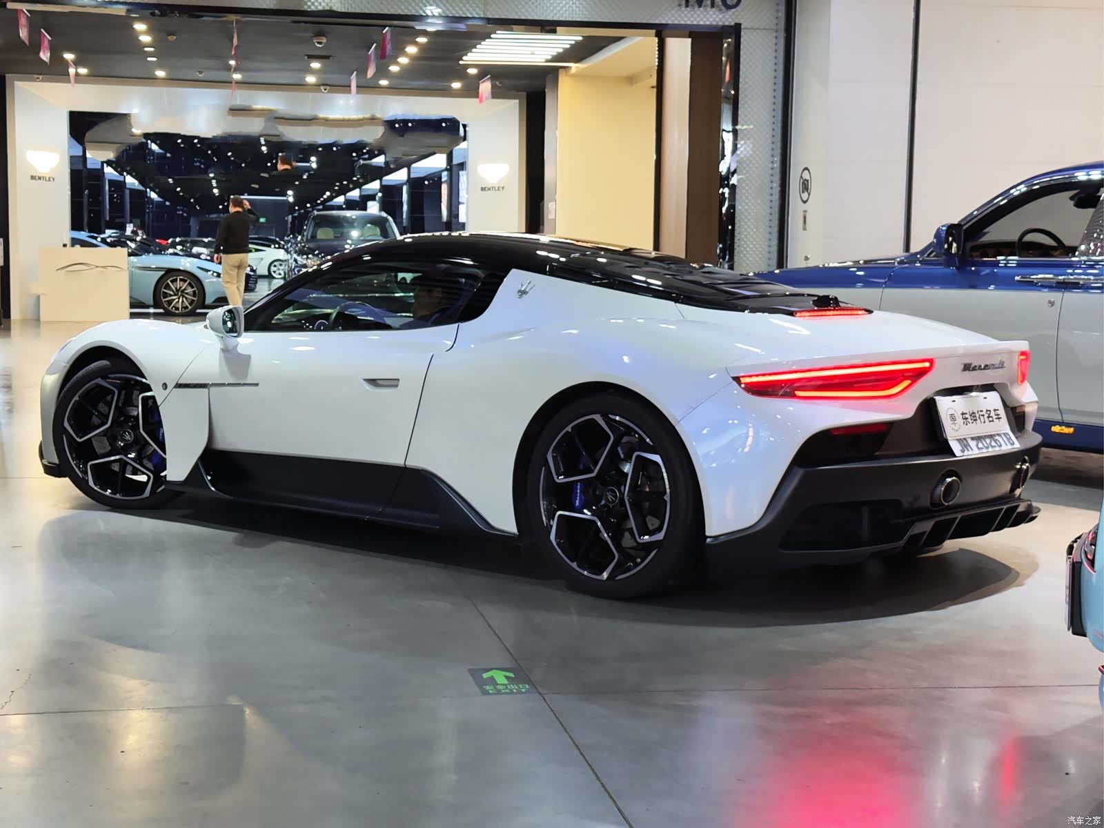 Maserati MC20, 2023 все фото